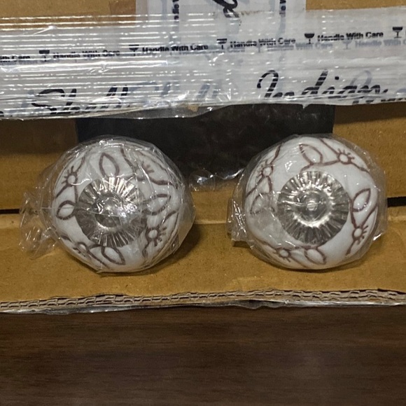 Indian Shelf White/Brown Etched Ceramic Pull Handle Knob Set of 2 Handcrafted - Picture 1 of 2